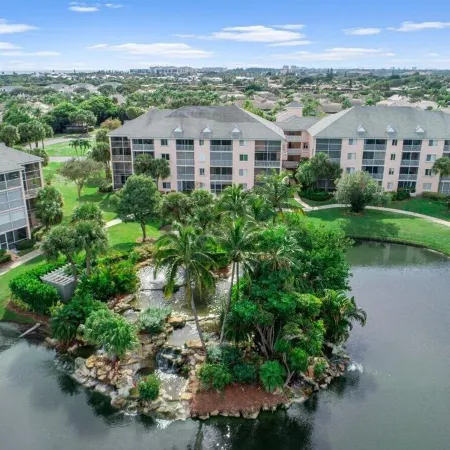 2/2 Condo-5 Minute Walk to Beach