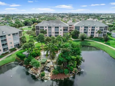 2/2 Condo-5 Minute Walk to Beach