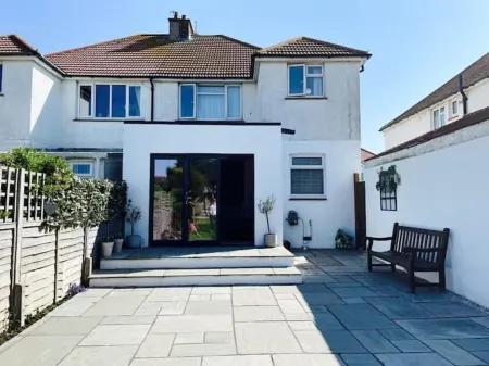 3 By The Sea, Ground Floor Apartment By The Sea