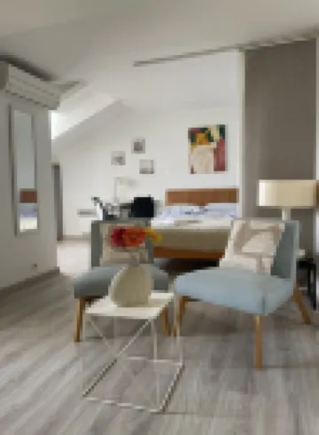 Quiet, cheerful and sunny studio in centre with lift and air conditioning