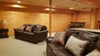 New on market.  Cabin with 3 beds and 3 baths surrounded by forest Hotels in Springville