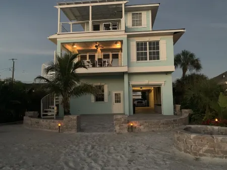 BEACHFRONT HOUSE DIRECTLY ON SOFT SUGAR WHITE SANDS Отели в г. Холмс Бич