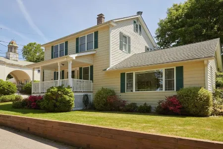 WATERFRONT VIEWS @ OCEAN BEACH GATE: 6 QUEEN 1 SOFA BED