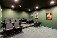 封閉式度假村木屋, 設有6間主卧套房、熱水浴缸、遊戲室和影院! - 木屋
