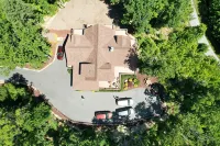 #1 VIEWS BLACK-MT.- LUX LOG ESTATE. / HOT TUB / GAME ROOM / PET FRIENDLY / GATED