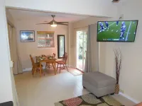Awesome private studio w/AC one block to Sunset Beach