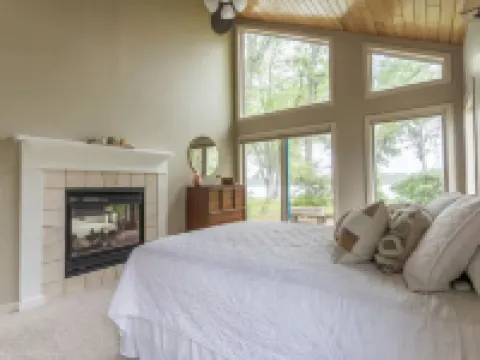 Luxurious Lake McKenzie Cabin Getaway ~ Recently Remodeled! EV Charger on Site Hotel a Scott