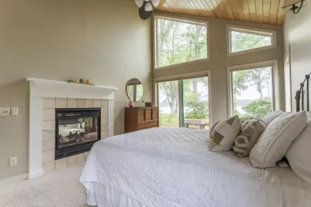 Luxurious Lake McKenzie Cabin Getaway ~ Recently Remodeled!