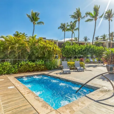 2 Bedroom Luxury Condo at the Terrace. Walk to Beach & Hotel.