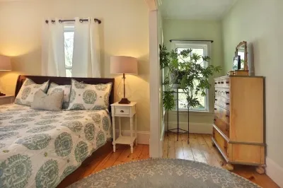 Beautiful 4 Bedroom Home in the Heart of Historic Downtown Newburyport Beach Access Point附近的飯店