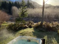 The River House: A quiet getaway with Stunning Mountain views. Hotels in Ashford