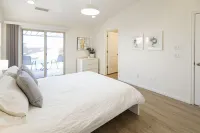 Modern retreat, great views, games galore..