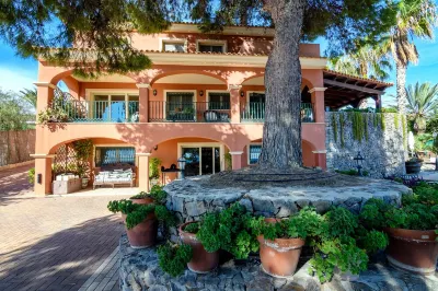 .First line luxrury villa. No car needed ,Tram stop 1 minute walking. C. Cronista José Gomis 주변 호텔