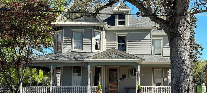 Spacious 4-bedroom house in charming Wilson with AC, WiFi Hotels in Wilson
