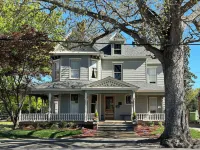 Spacious 4-bedroom house in charming Wilson with AC, WiFi Hotels near Art at 123 Studio