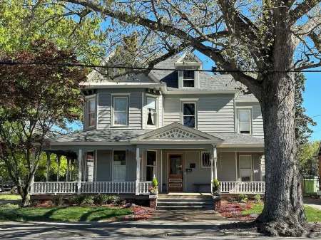 Spacious 4-bedroom house in charming Wilson with AC, WiFi