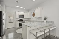 Peaceful & Convenient 2 Bed 2 Bath Apartment for you short/mid term cirucmstance Hotels in Walker