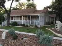 ❤️Luxury Crockett Street Retreat, hot tub and outdoor fireplace! Downtown