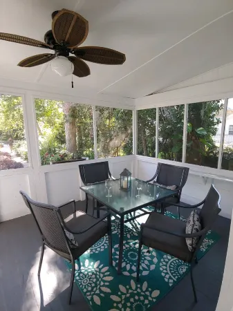 Casa Tranquila, Walk Everywhere Sleeps 2, Comfy, Stylish, Parking, Uptown Area