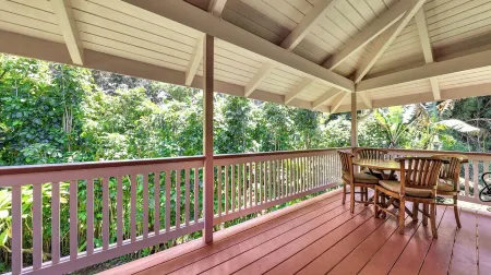 Paddle to the Beach from a Secluded Riverfront Eden-A/C-Central to Hanalei&Ke'e Отели рядом с достопримечательностью «Лумахаи Бич»