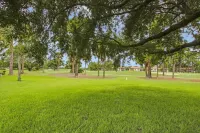 beautiful newly renovated golf front cottage, located inside the PGA National<br><br>