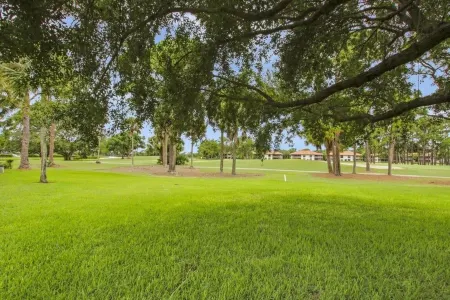 beautiful newly renovated golf front cottage, located inside the PGA National<br><br>