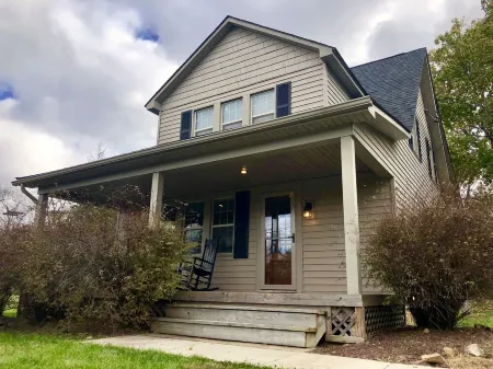 Hot tub, Campfire ring and great location!