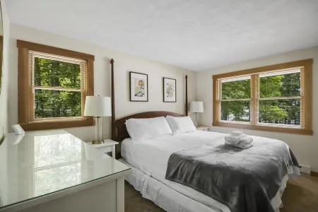 4-Bedroom Tranquil Skaneateles Cottage Retreat on the Lakefront Отели в г. Найлс