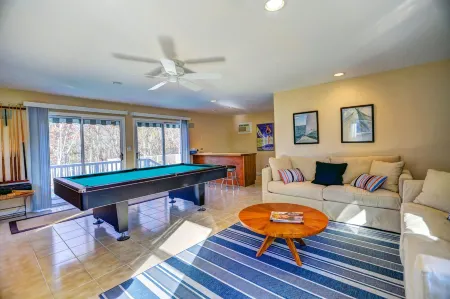 Beautiful, Private & Spacious, Cozy Hamptons Retreat,  Sleeps 15, Peloton Bike+ Отели рядом с достопримечательностью «Hank's Pumpkintown‎»