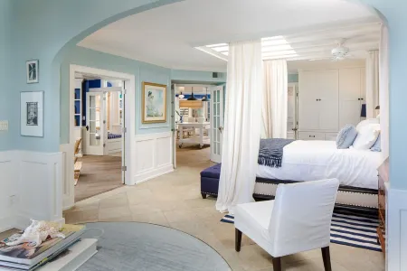 Luxury Penthouse Condo, Sunroom with Ocean Views – 20 Steps to the Ocean!