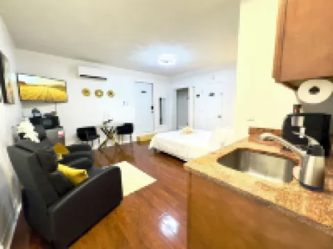 Yania's Cozy Getaway Hotels near Englewood Park