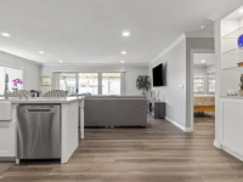 Charming 5 bedroom with a putting green Hotels in Glendora