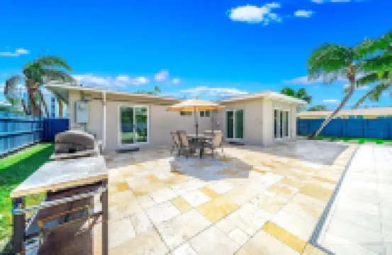 Heated Pool! Close to Beach & Shops!