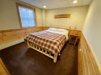 ADK Lake House Vacation, Cozy 5 Bedroom & 2 Bath ウェッブのホテル