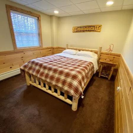 ADK Lake House Vacation, Cozy 5 Bedroom & 2 Bath Отели в г. Уэбб