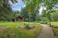 Cabin with private pickleball court and tons of FUN, caves close!!
