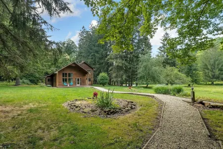 Cabin with private pickleball court and tons of FUN, caves close!!