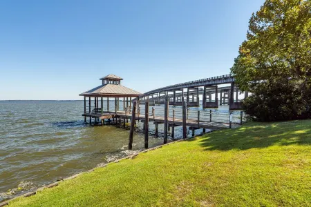 Lakeside vacationing close to golf courses, restaurants and boat rental company!