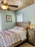 2 Bed/1 Bath Historic Cottage Near the Beach w/ Pool-Bikes-WiFi-Cute & Cozy!