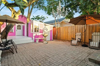 Bar; Beach; Walk Downtown; Front Yard & Courtyard; Private Home; Family Friendly