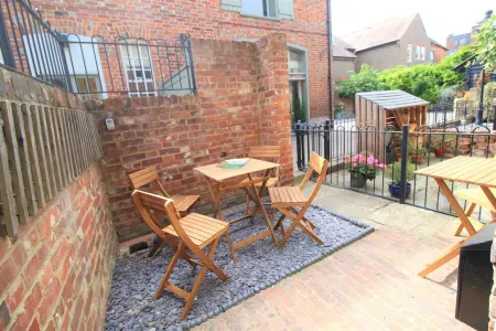 2 Bedroom City Centre Cottage set in a Private Courtyard