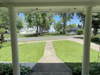 Charming 4-bedroom, 2-bath cottage, dog friendly, AC, WiFi, 1 block to beach Hotels in Colonial Beach