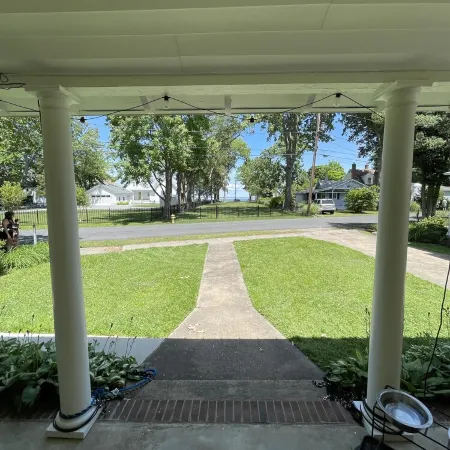 Charming 4-bedroom, 2-bath cottage, dog friendly, AC, WiFi, 1 block to beach