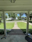 Charming 4-bedroom, 2-bath cottage, dog friendly, AC, WiFi, 1 block to beach