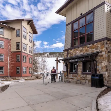 Luxury 1-bedroom ski in/ski out condo in lovely Granby Ranch