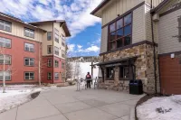 Luxury 1-bedroom ski in/ski out condo in lovely Granby Ranch - 3 stjerner