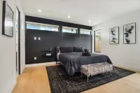 4BR Modern Villa in Design District w/Private Pool, Billiards, Grill & More!