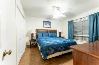 Waterfront Condo: Stunning Sunsets, Fishing, Patio, & 4 minutes from the beach!