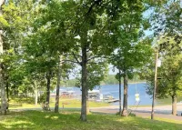 Charming 3 bedroom lake front house in Gilbertsville with WiFi and AC
