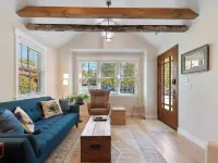 Cozy Cottage within walking distance to all that Historic Flat Rock has to offer Hotéis em Flat Rock